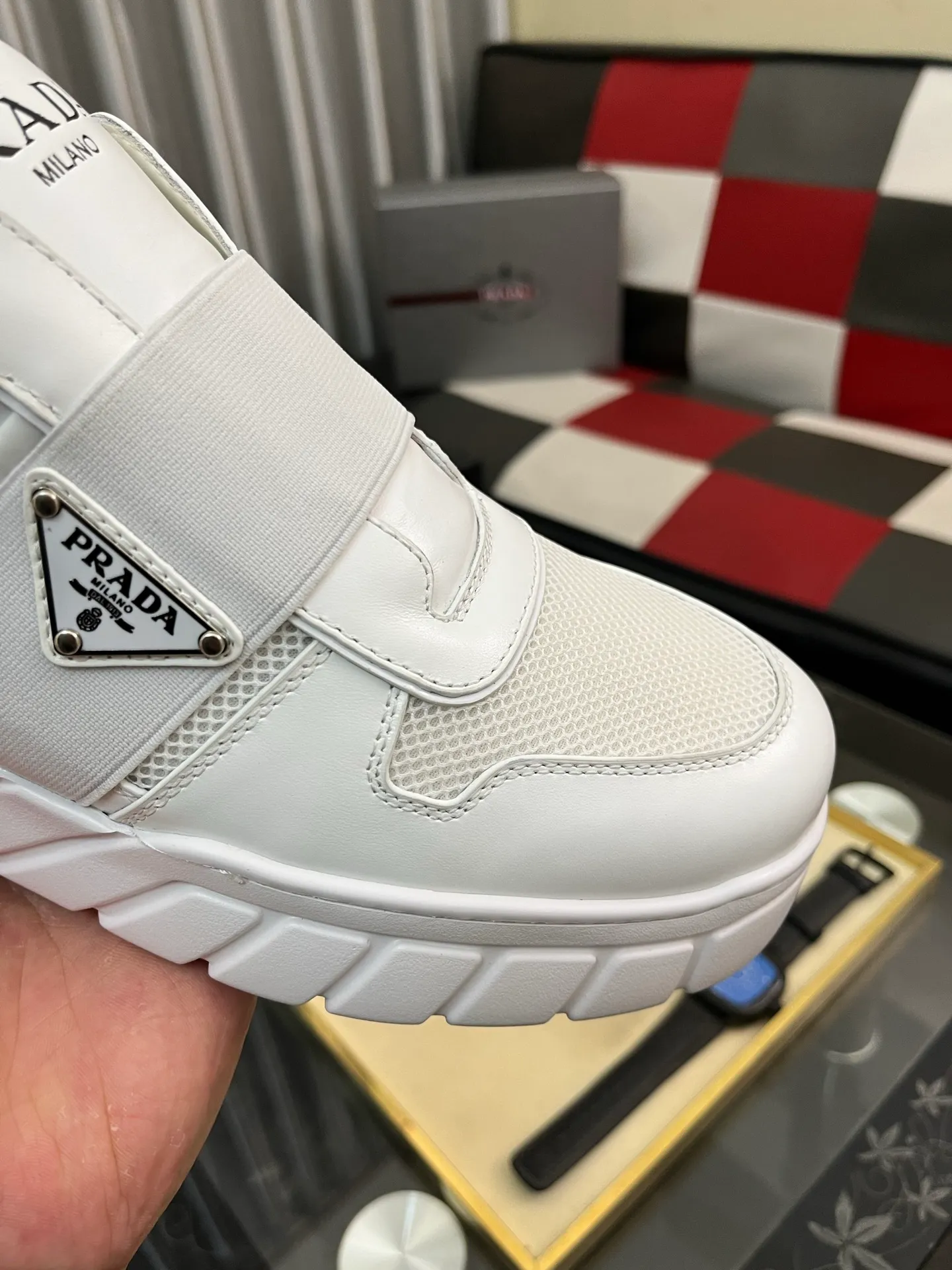 Men's shoes 💰: 560⌚⌚ high version. High-quality new PRADA counters are launched simultaneously. The new men's shoes and 😘 fabrics are selected from first-layer cowhide. Lining: Imported cowhide leather lining. 👍🏿High-end☄️Open-molded non-slip rubber outsole, exquisite lines, simple and elegant, comfortable and high-end for leisure travel. Number of yards: 38 to 44. (Can be customized for 45 non-refundable)